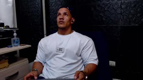 Snapshot of viktorherrera chatting on February 18, 1:43 am Viktor Herrera online show from February 18, 1:43 am