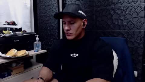 Snapshot of viktorherrera chatting on February 20, 1:36 am Viktor Herrera online show from February 20, 1:36 am