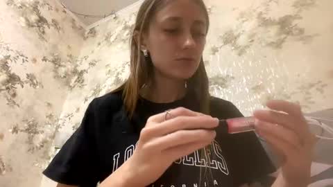 Snapshot of viktoria9898 chatting on December 5, 7:55 pm Sweett online show from December 5, 7:55 pm