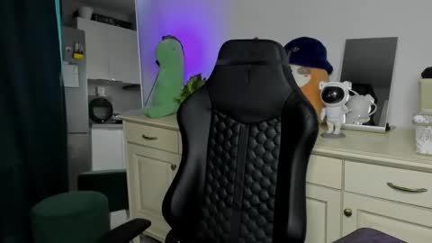 Vincent Strong online show from May 2, 7:14 am