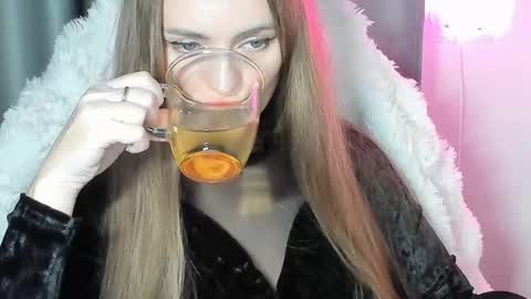 Snapshot of viola_1 chatting on October 18, 11:20 pm Funny girl online show from October 18, 11:20 pm
