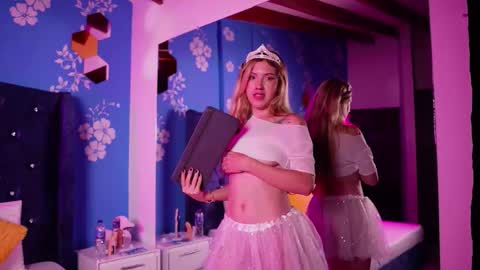 violet_smith01 online show from October 26, 1:01 pm