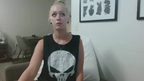 violet_winter97 online show from September 17, 9:35 am