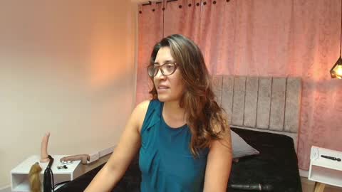 Snapshot of violetascott_ chatting on February 17, 12:49 pm VIOLETA online show from February 17, 12:49 pm