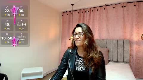 Snapshot of violetascott_ chatting on February 25, 1:00 pm VIOLETA online show from February 25, 1:00 pm