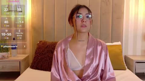 Snapshot of violetblaze chatting on September 24, 4:30 am Cute Violet online show from September 24, 4:30 am