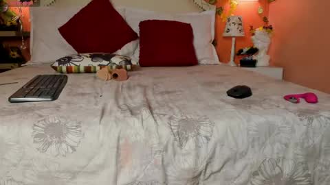 V I O L E T T E  online show from April 14, 9:40 pm