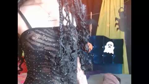 Snapshot of violetta_dreams chatting on October 6, 7:10 pm violetta_dreams online show from October 6, 7:10 pm