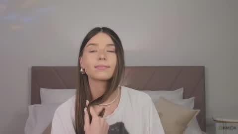 Snapshot of violetta_finch chatting on March 5, 3:51 pm violetta_finch online show from March 5, 3:51 pm