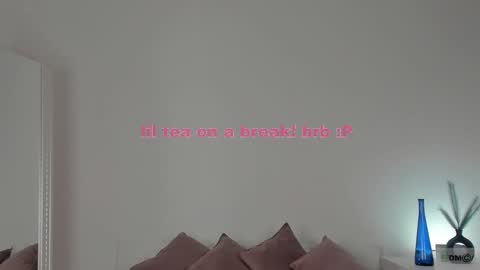 Snapshot of violetta_finch chatting on February 13, 11:28 am violetta_finch online show from February 13, 11:28 am