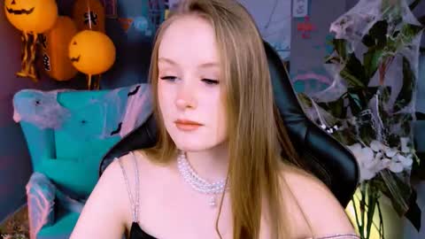 Snapshot of vivienleeigh chatting on October 18, 9:24 am Vivien online show from October 18, 9:24 am