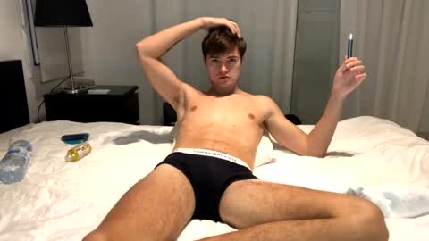 Snapshot of vouvoucouple chatting on February 5, 6:37 pm Tim online show from February 5, 6:37 pm