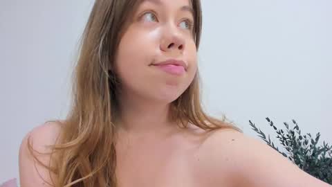 Snapshot of watermelon_sugar_ chatting on March 3, 1:01 pm Tess Pls support me with Can we reach 155 my favorite number online show from March 3, 1:01 pm