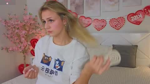 Snapshot of wendy__doll chatting on February 13, 3:39 am Im Wendy online show from February 13, 3:39 am