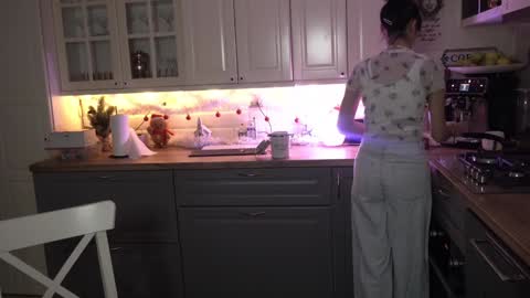 Snapshot of whats_her_name chatting on December 31, 5:51 pm Victoria Maria online show from December 31, 5:51 pm