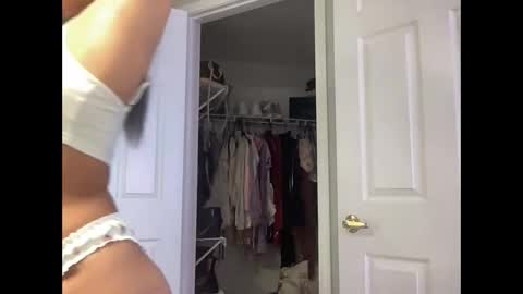 iamwhitneyoc online show from March 12, 6:43 pm