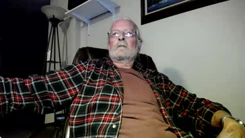 whofcares2 online show from May 4, 1:23 am