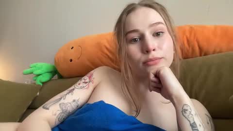 Snapshot of whoisalisa chatting on January 4, 9:43 am Alisa online show from January 4, 9:43 am