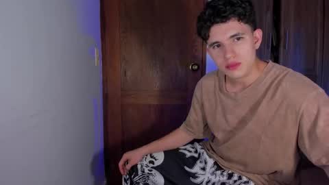 whos_he online show from December 22, 2:18 am