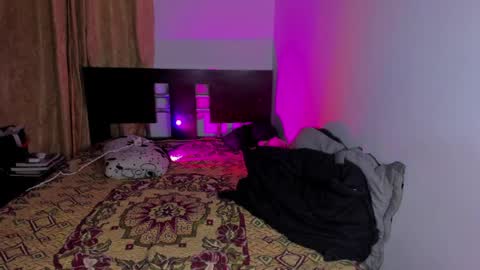 whos_he online show from April 3, 1:56 am