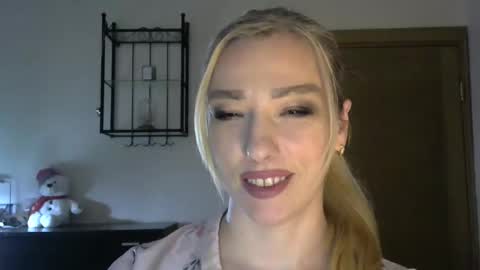 Snapshot of wild_silk_desire chatting on March 4, 2:32 pm Alina online show from March 4, 2:32 pm