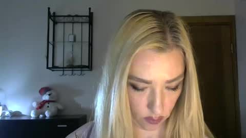 Snapshot of wild_silk_desire chatting on February 19, 2:33 pm Alina online show from February 19, 2:33 pm