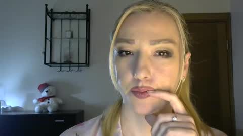 Snapshot of wild_silk_desire chatting on February 15, 2:33 pm Alina online show from February 15, 2:33 pm