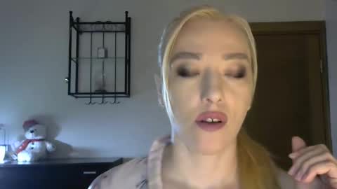 Snapshot of wild_silk_desire chatting on March 8, 8:22 am Alina online show from March 8, 8:22 am