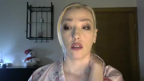 Snapshot of wild_silk_desire chatting on February 12, 8:16 am Alina online show from February 12, 8:16 am