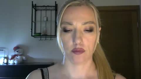 Snapshot of wild_silk_desire chatting on February 28, 2:42 pm Alina online show from February 28, 2:42 pm