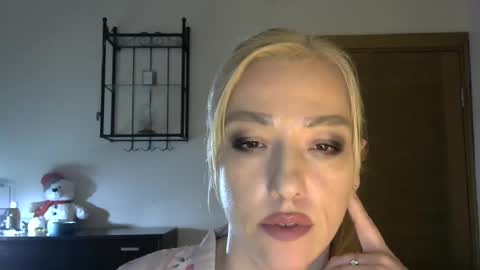 Snapshot of wild_silk_desire chatting on March 10, 11:45 am Alina online show from March 10, 11:45 am
