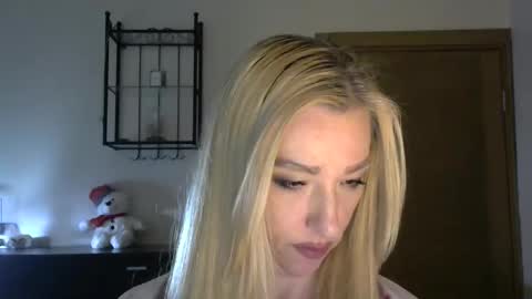 Snapshot of wild_silk_desire chatting on February 14, 2:33 pm Alina online show from February 14, 2:33 pm
