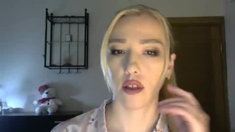Snapshot of wild_silk_desire chatting on February 15, 8:22 am Alina online show from February 15, 8:22 am