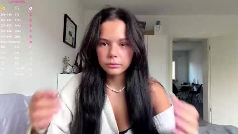 Mia online show from November 23, 10:57 am