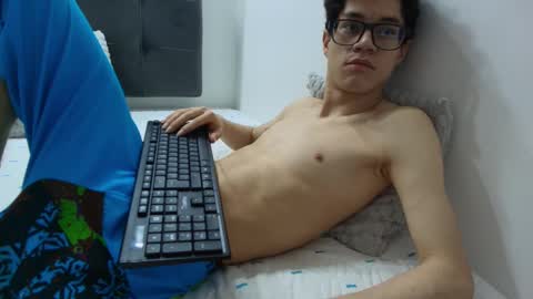 Snapshot of wolfan_sky chatting on March 5, 11:38 am W O L F online show from March 5, 11:38 am