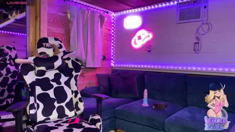 Wrenn Divine online show from January 15, 2:37 pm