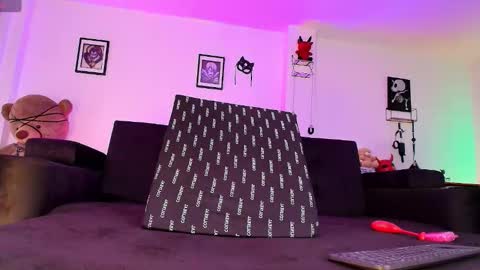 Snapshot of xl_goticdoll chatting on October 25, 2:50 pm Dakota Tovar online show from October 25, 2:50 pm