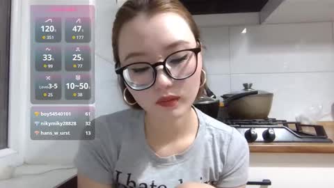 Snapshot of yanverfaille chatting on October 9, 4:34 pm Lily online show from October 9, 4:34 pm