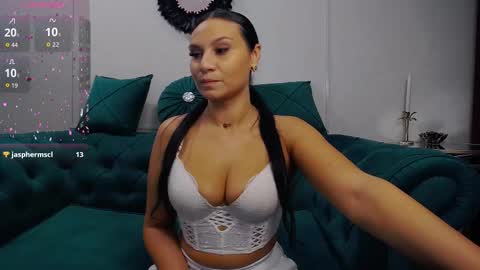 Snapshot of yaraxcox chatting on October 15, 3:43 am Yara online show from October 15, 3:43 am