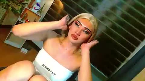 miss yasii online show from April 6, 8:10 pm