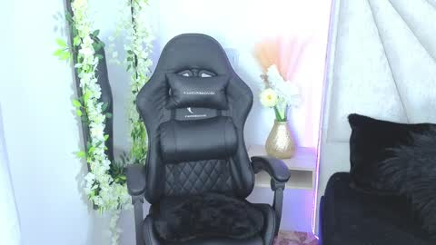 Yeli Amber online show from March 28, 6:09 pm