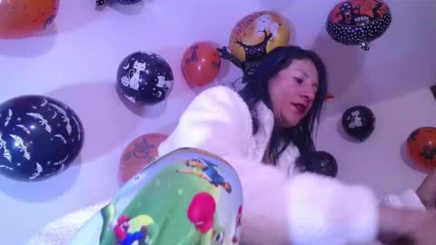 Snapshot of yinn_silver chatting on October 13, 7:43 am Yiny online show from October 13, 7:43 am