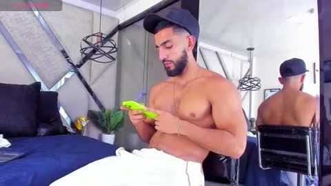 Yiyo online show from December 14, 5:02 am