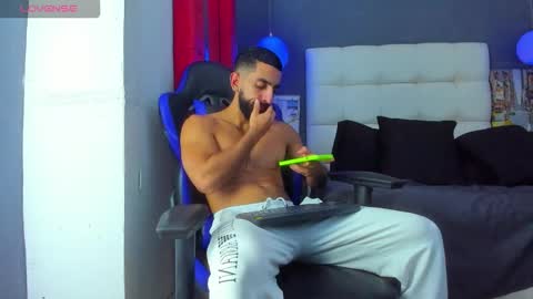 Yiyo online show from December 15, 5:14 am