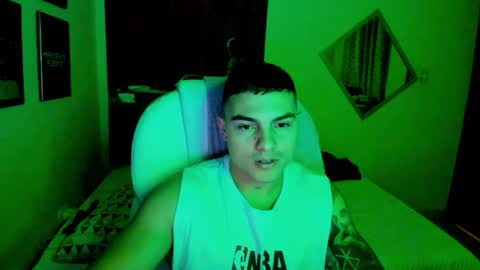 Snapshot of yker18 chatting on October 12, 8:10 pm yker online show from October 12, 8:10 pm