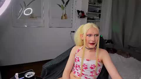 Mikaella - Mika online show from December 1, 9:02 pm