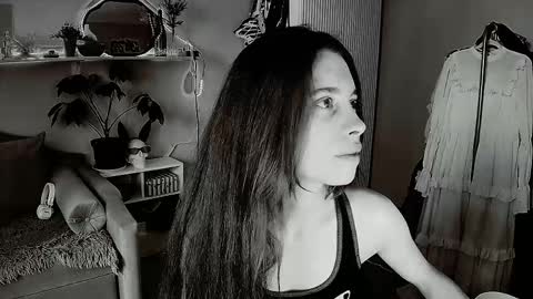 yoka_paradoxxx online show from May 6, 10:54 am