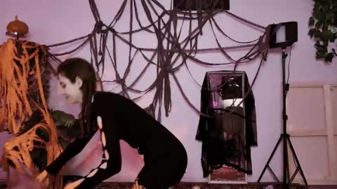 yoka_paradoxxx online show from October 31, 6:03 am