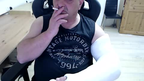 yoschi1976 online show from April 3, 6:20 am