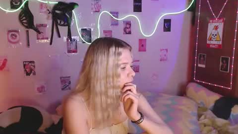 Snapshot of your_horny_friends chatting on October 10, 4:35 pm Your Horny Friends online show from October 10, 4:35 pm